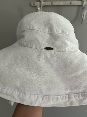 Scala White linen Bucket Hat with Metal Logo